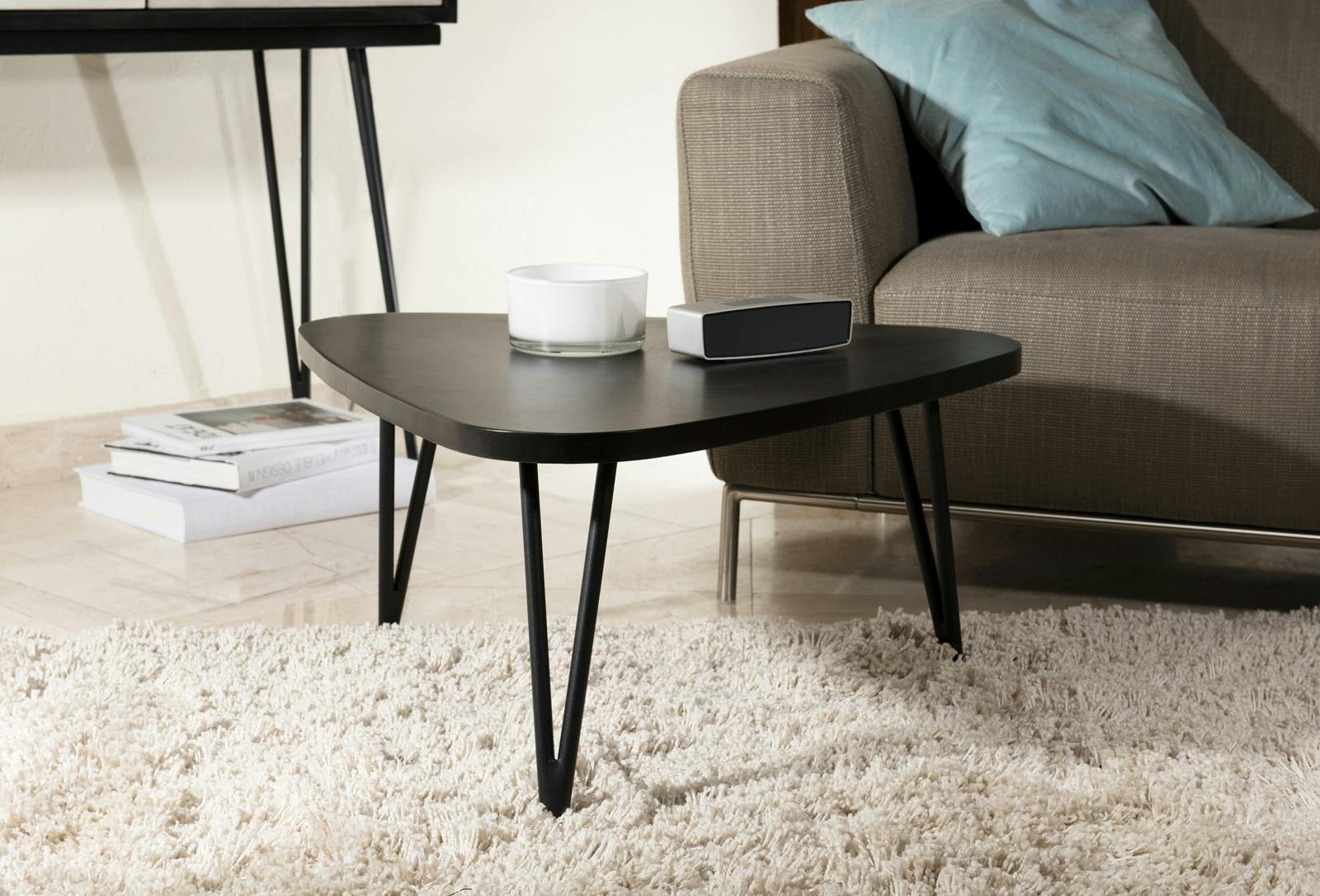 Table basse triangulaire en bois pieds metal epingles style contemporain
