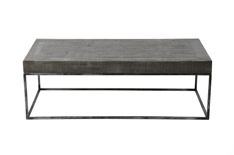 Table basse rectangulaire en bois gris et metal vieilli de style contemporain