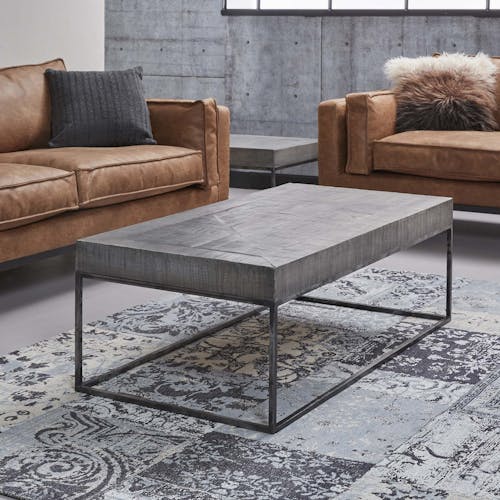 Table basse rectangulaire en bois gris et metal vieilli de style contemporain