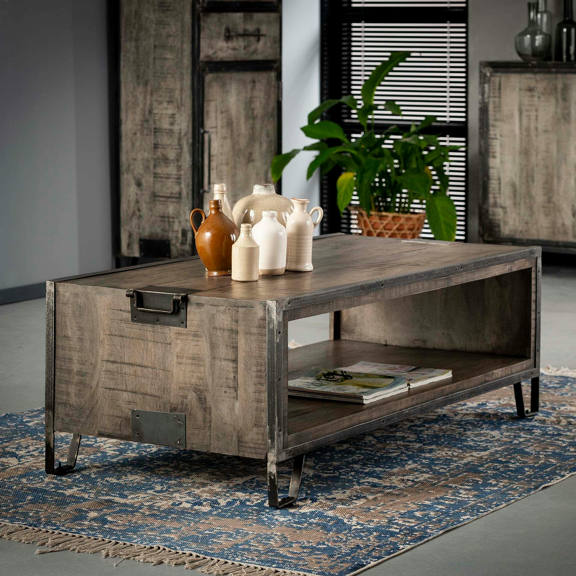 Table basse en bois gris et metal vieilli style industriel