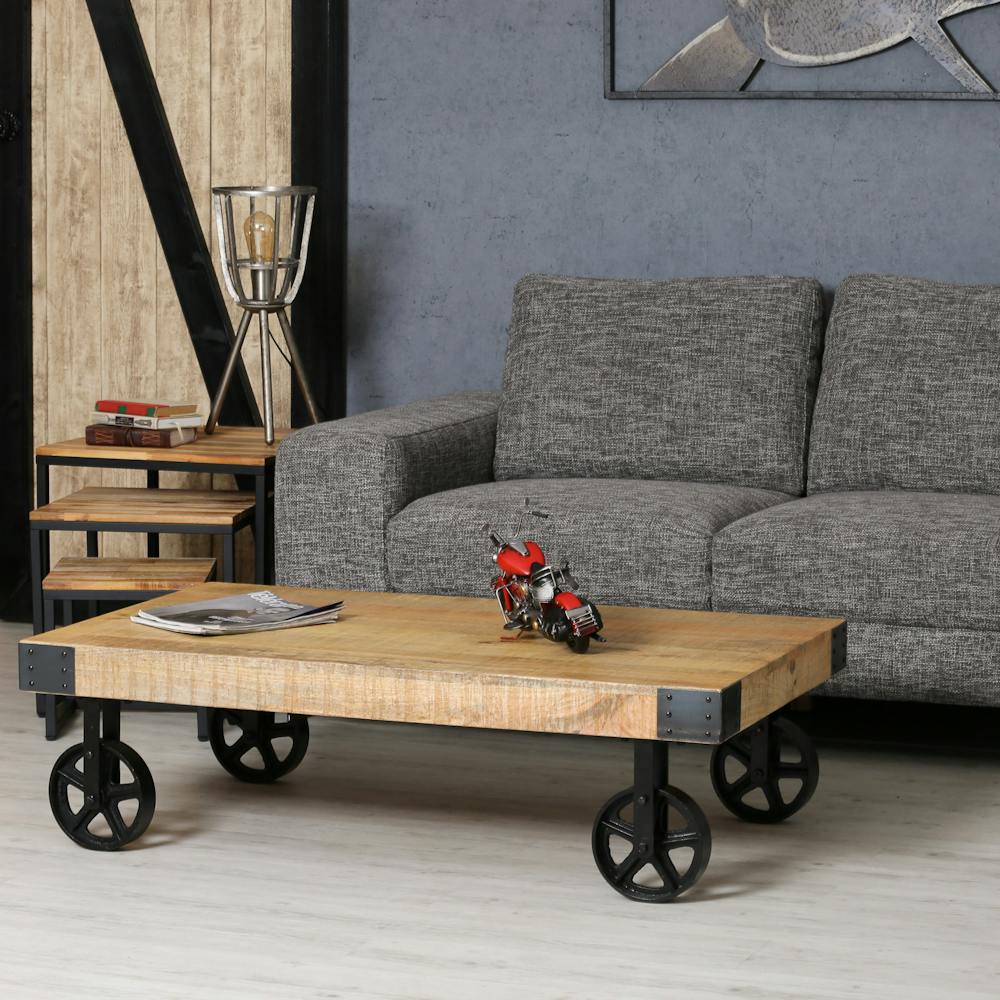 Table basse industrielle manguier à roulettes Tables basses Pier Import