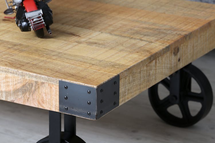 Table basse en bois et metal avec roulettes de style indutriel