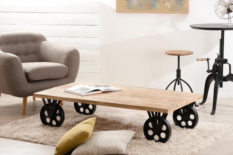 Table basse rectangulaire en bois avec roulettes metal style industriel