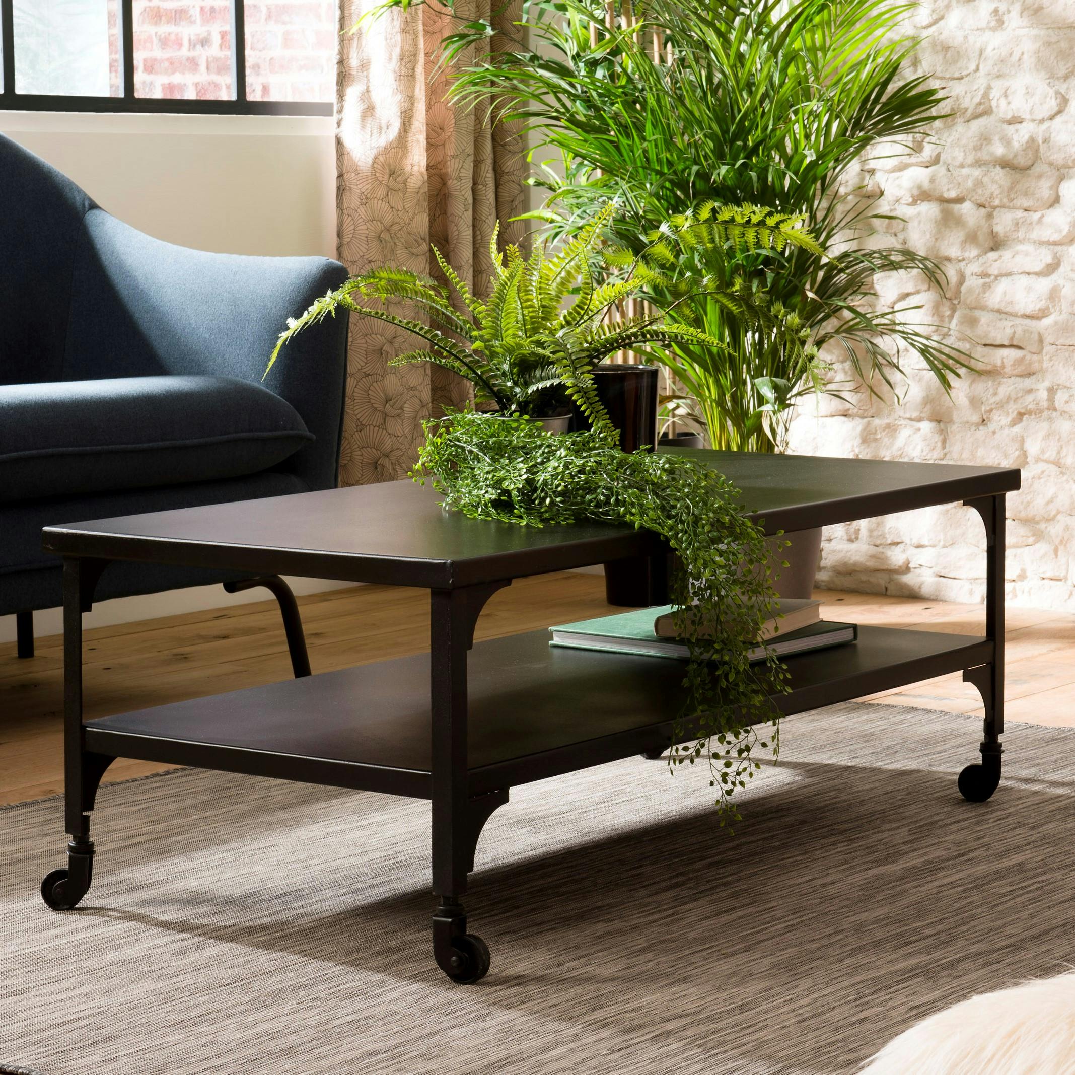 Table basse rectangulaire en metal noir avec roulettes de style contemporainn