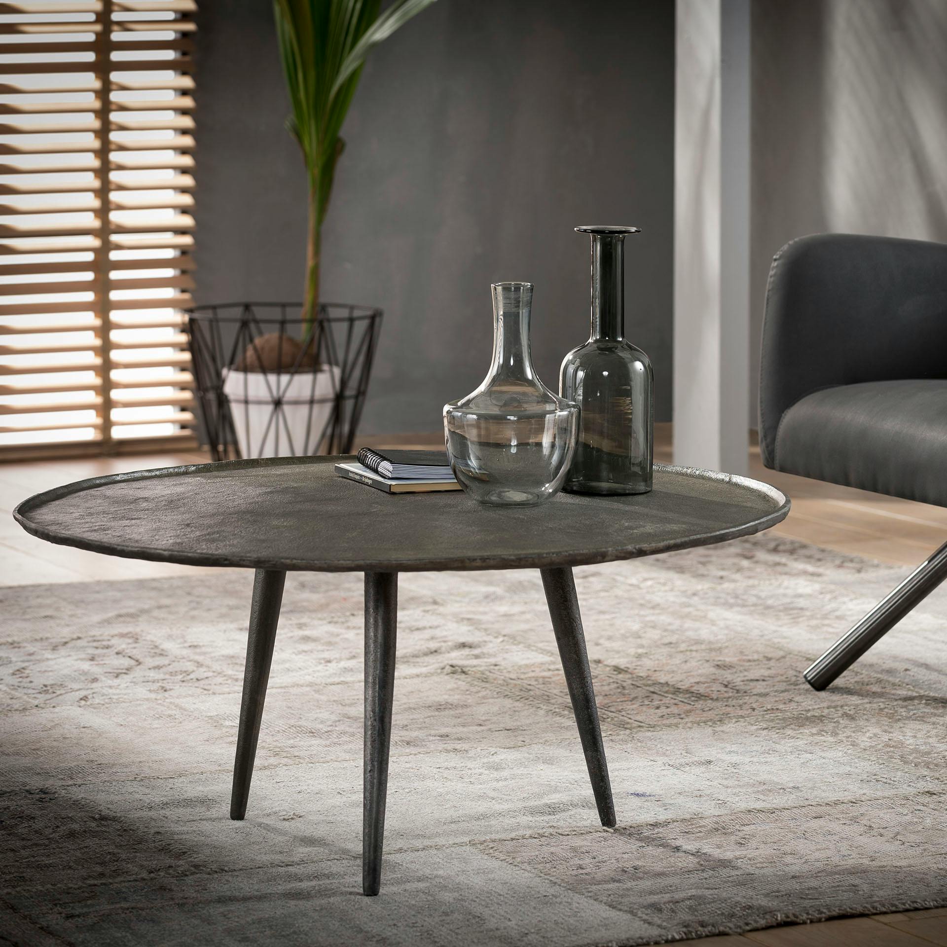 Table basse ronde en metal noir de style contemporain
