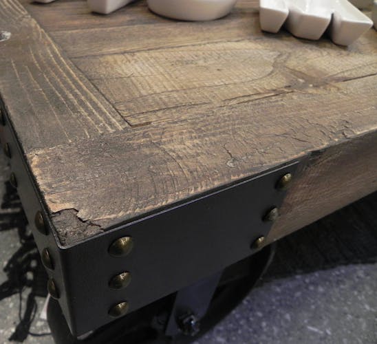 Table basse en bois et metal avec roulettes style industriel