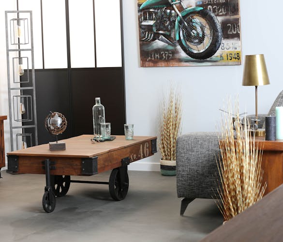 Table basse rectangulaure en bois recycle avec roulettes de style industriel