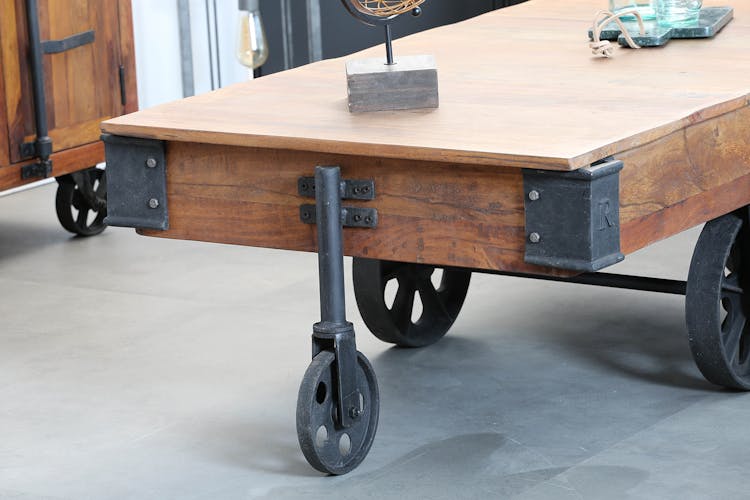 Table basse rectangulaure en bois recycle avec roulettes de style industriel