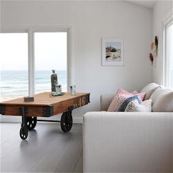 Table basse rectangulaure en bois recycle avec roulettes de style industriel