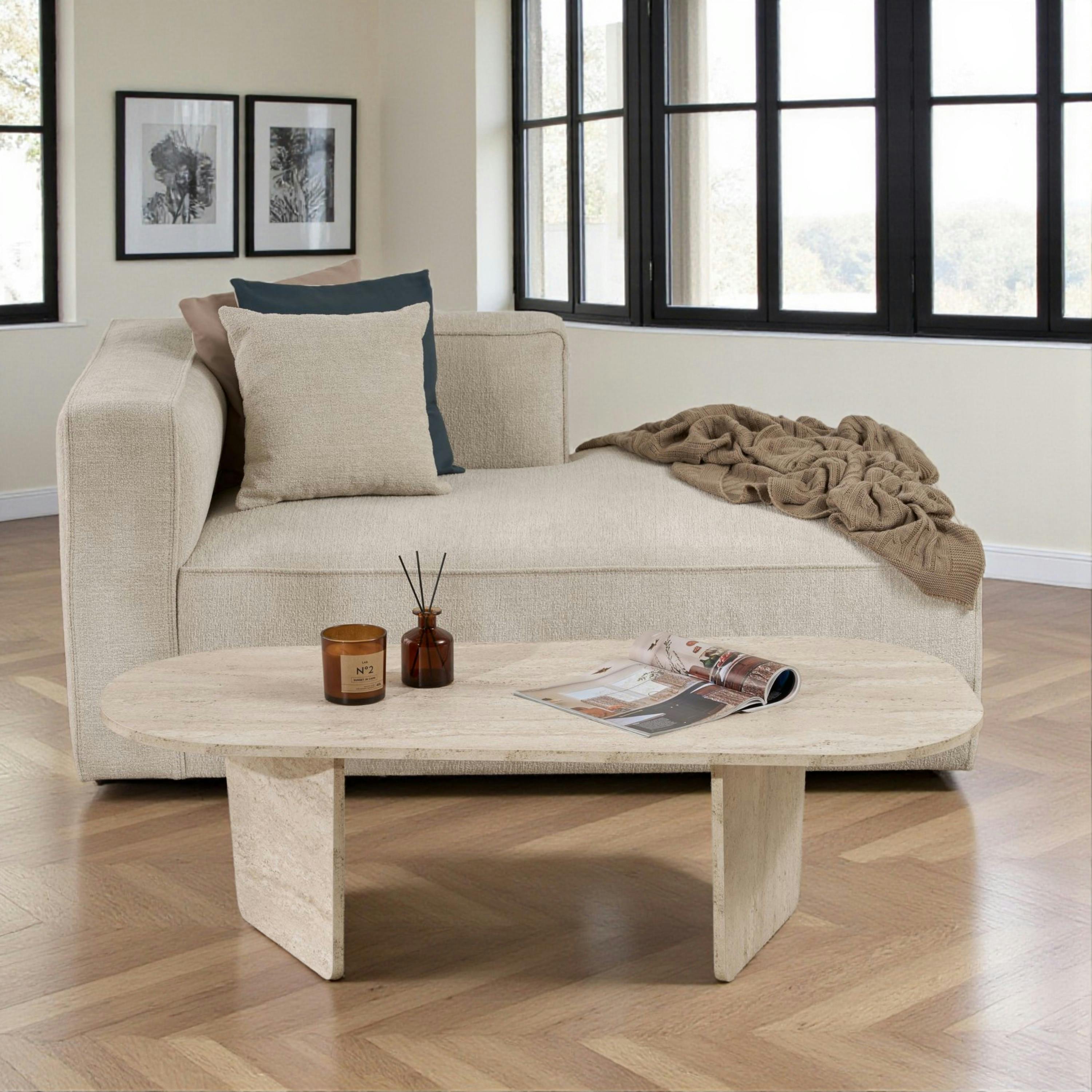 Table basse organique effet travertin, pieds obliques MARFA