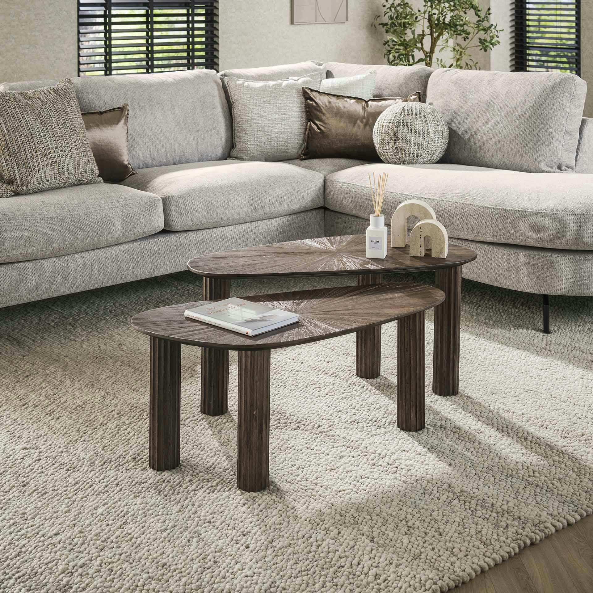 Table basse organique en bois de teck forme galet (lot de 2) YOGY