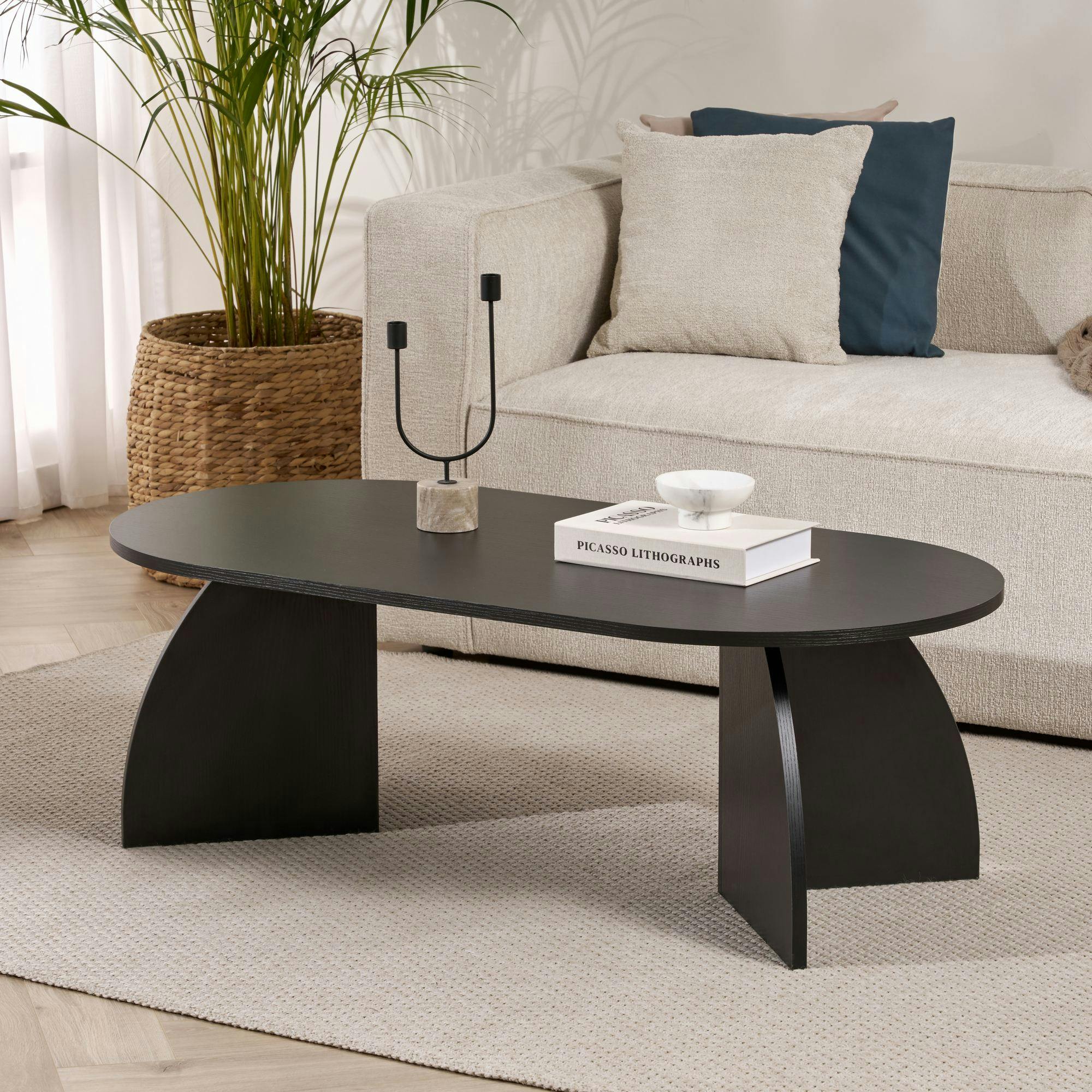 Table basse ovale effet bois noir pieds courbes MARFA