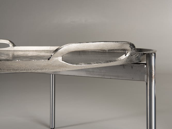 Table basse ronde en metal argente de style contemporain
