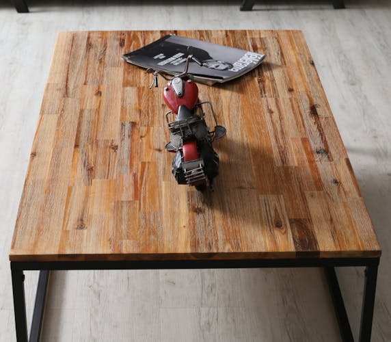 Table basse rectangulaire en bois et metal noir de style contemporain