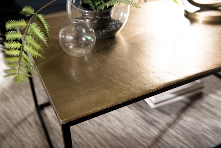 Table basse rectangulaire en metal dore et noir de style contemporain