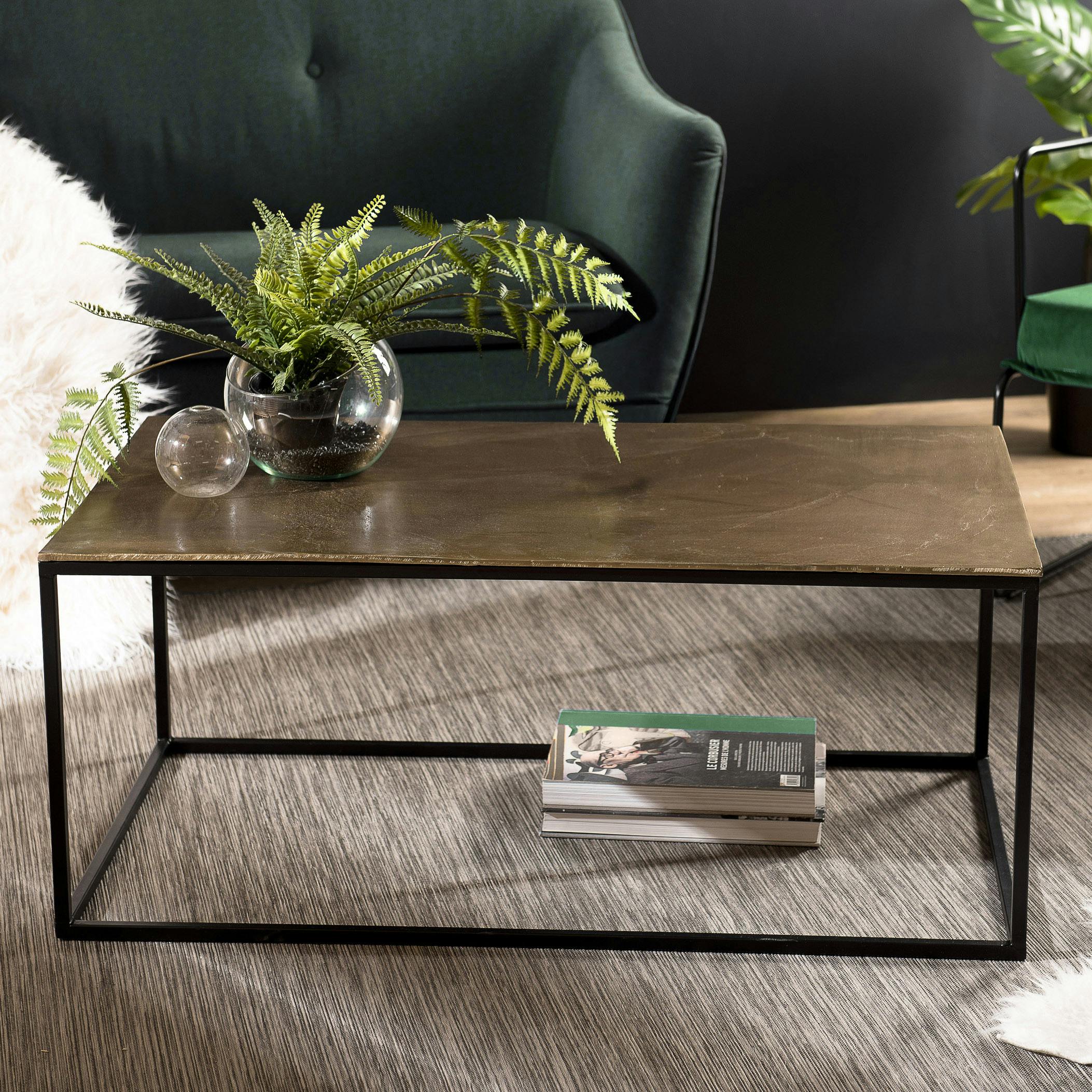 Table basse rectangulaire en metal dore et noir de style contemporain