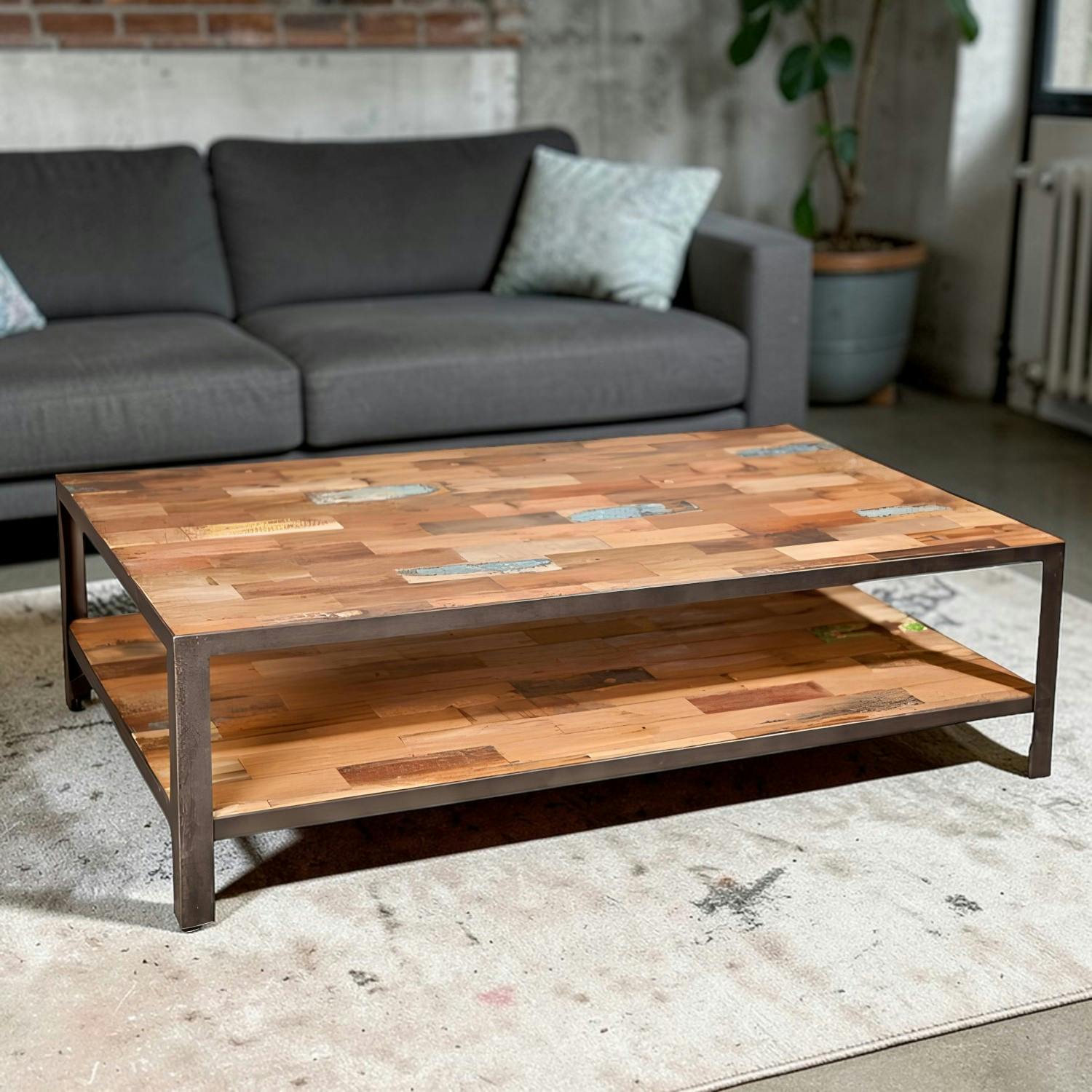 Table basse rectangulaire en bois recycle et metal de style industriel