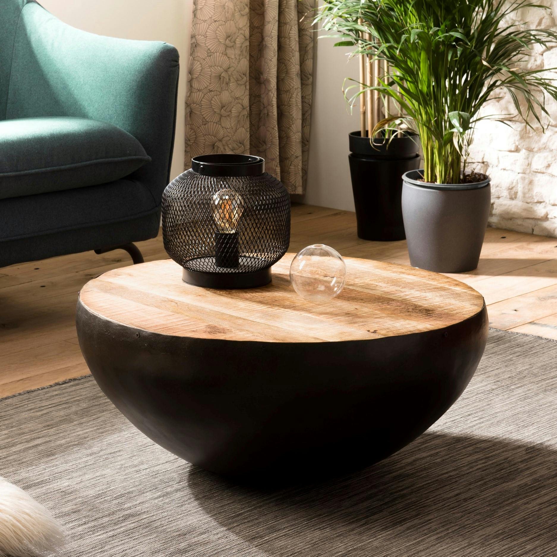 Table basse ronde en bois et metal noir de style industriel