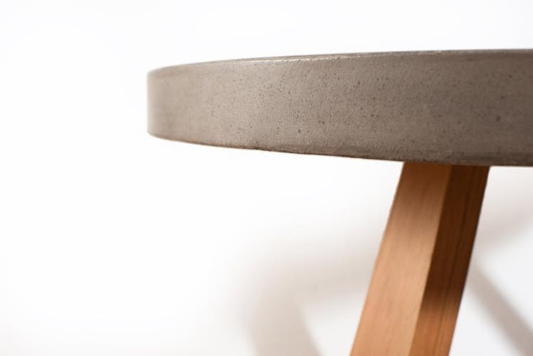 Table basse ronde en beton et bois de style contemporain