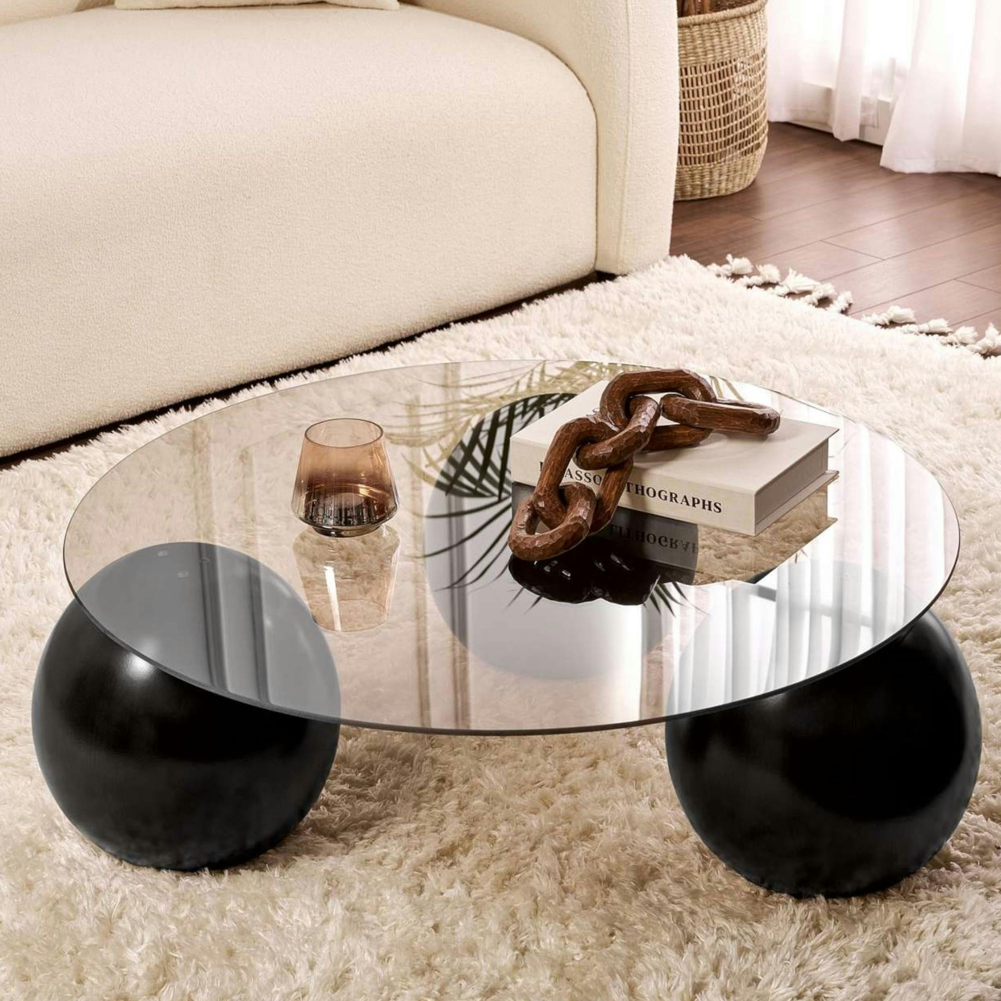 Table basse ronde verre ambré - 3 pieds boules noirs KOCHI