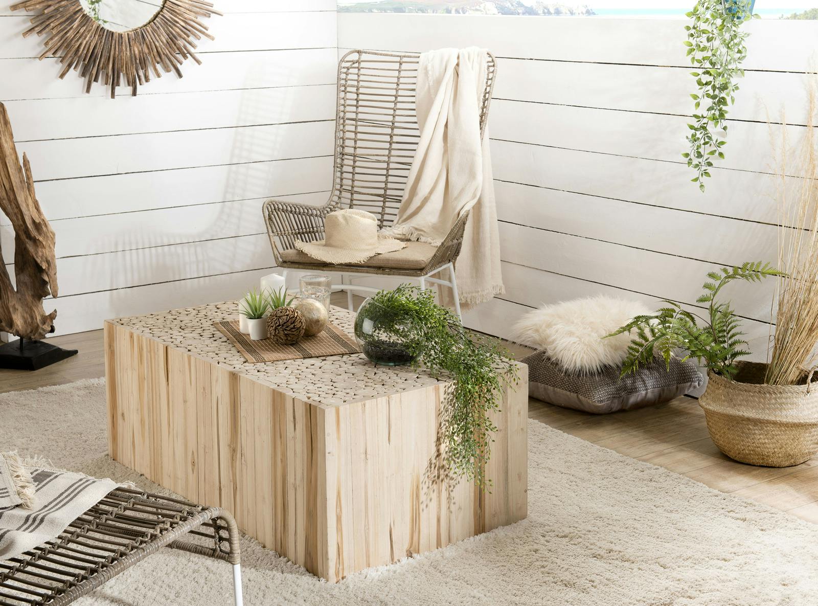 Table basse carree en bois clair de style exotique