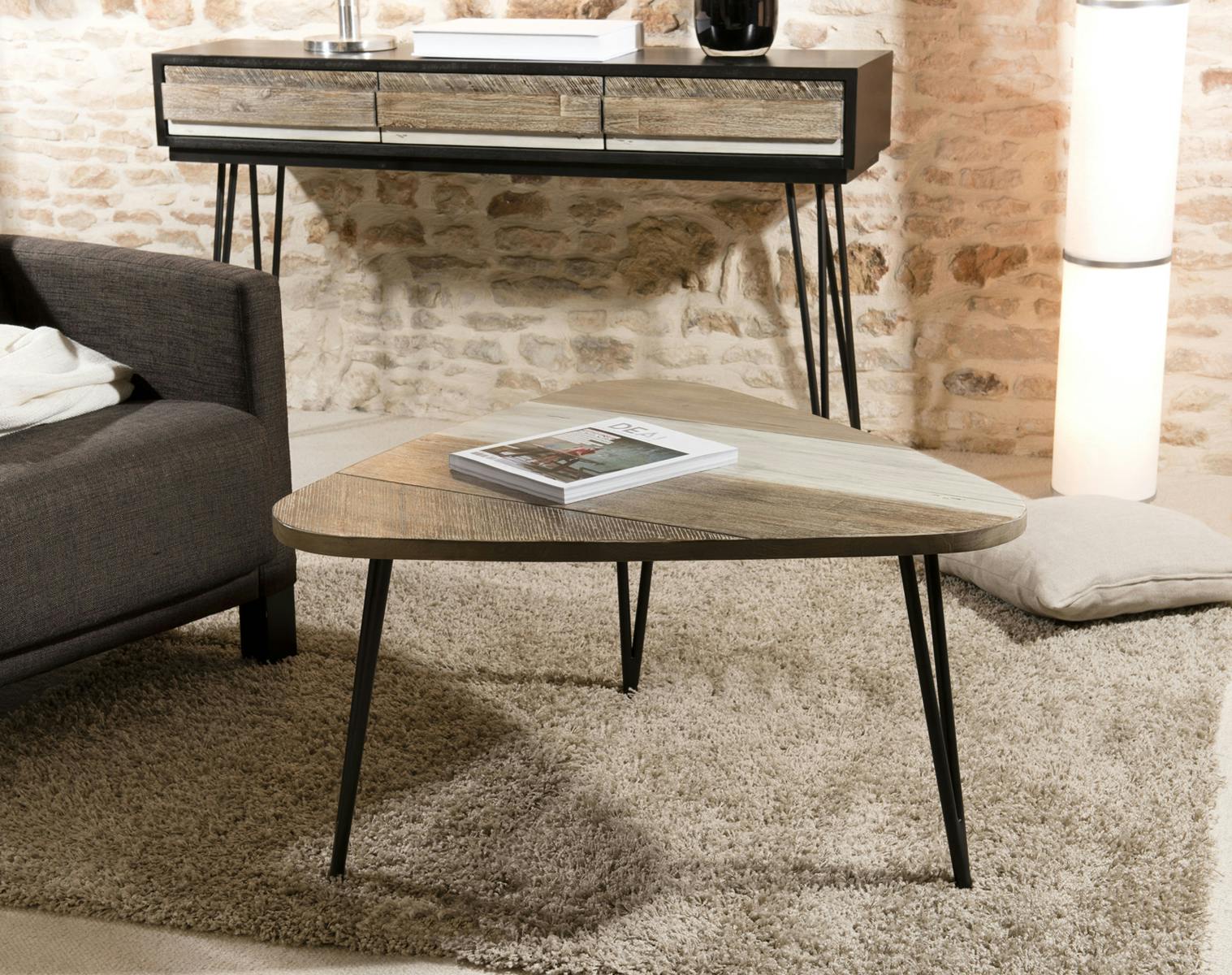 Table basse triangulaire en bois pieds metal epingles style contemporain