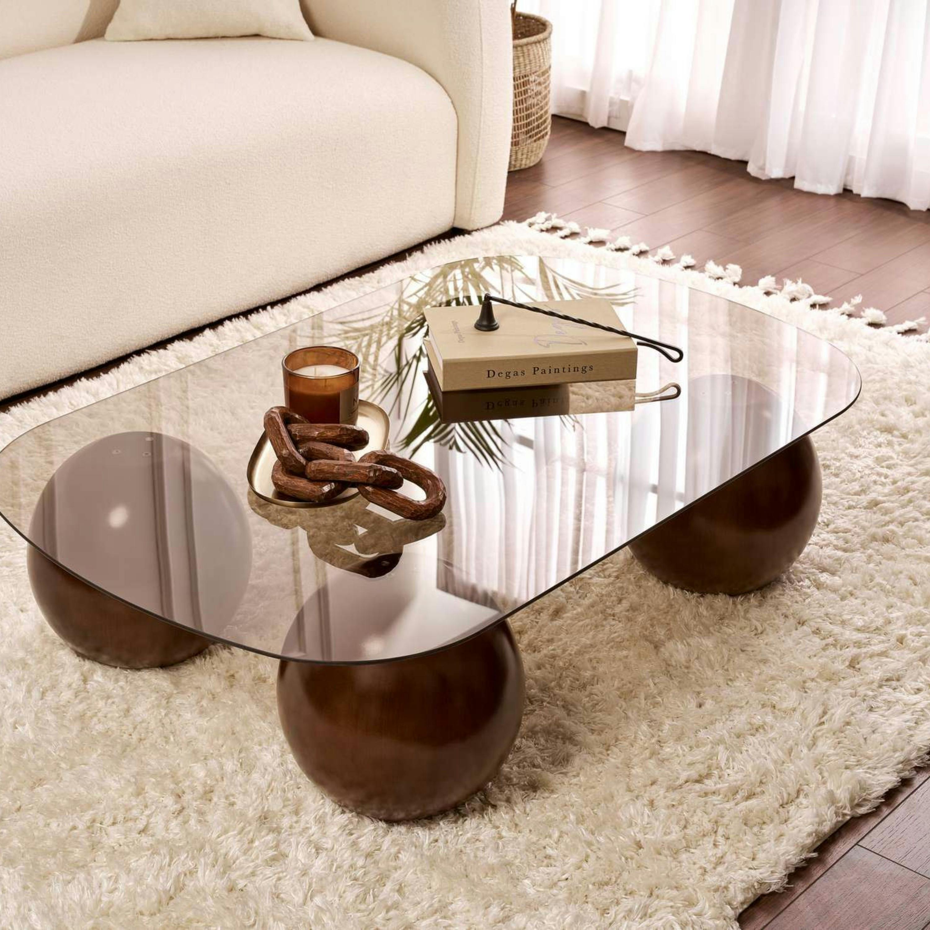 Table basse verre ambré bords arrondis 4 pieds boule KOCHI