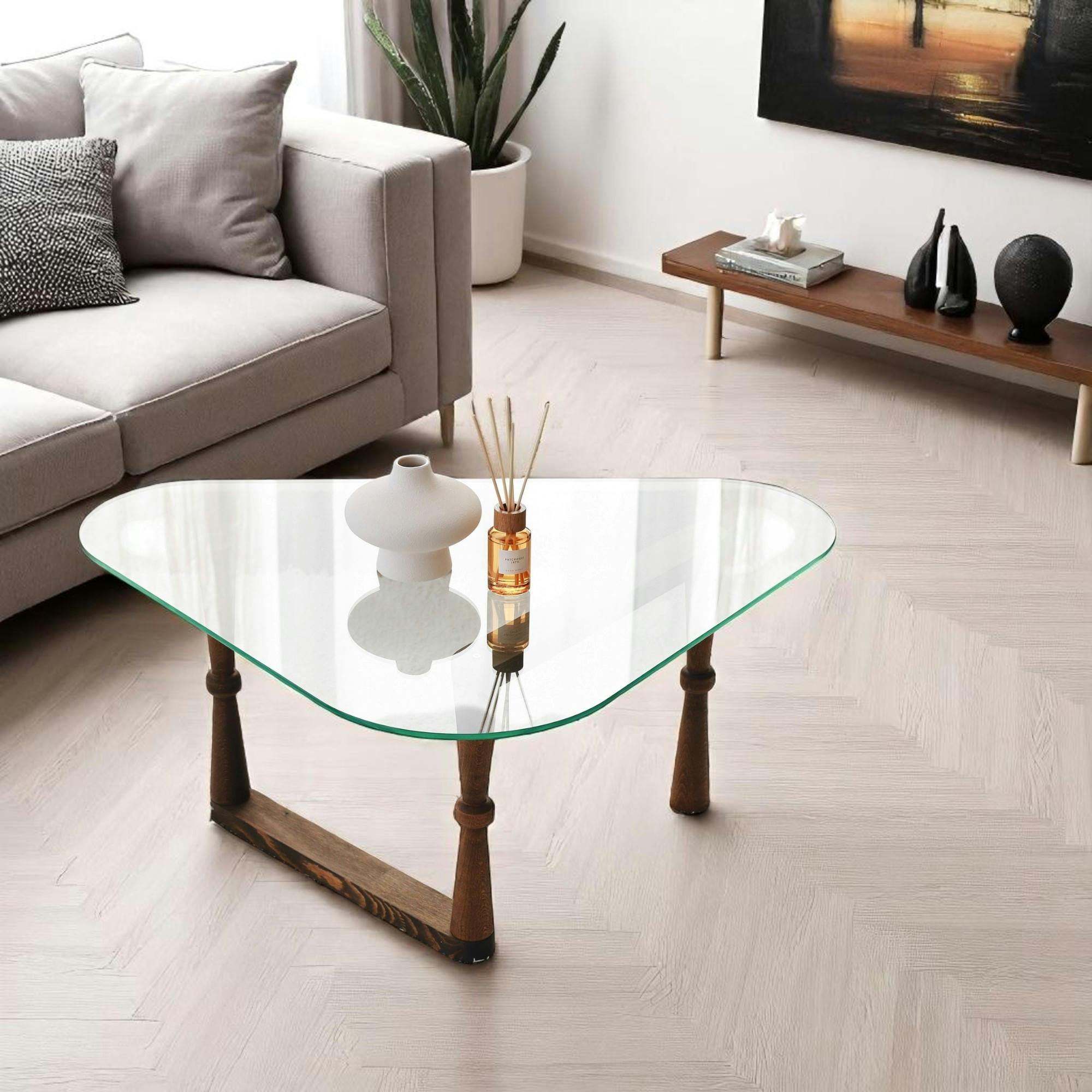 Table basse verre - forme triangle, pied bois sculpté BOMA