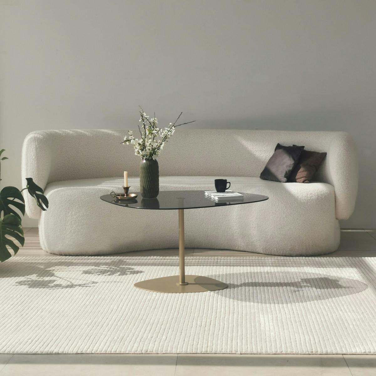 Table basse verre fumé minimaliste, galet et pied doré TULUM