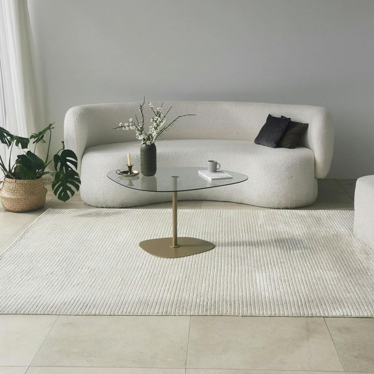 Table basse verre minimaliste forme galet et pied doré TULUM