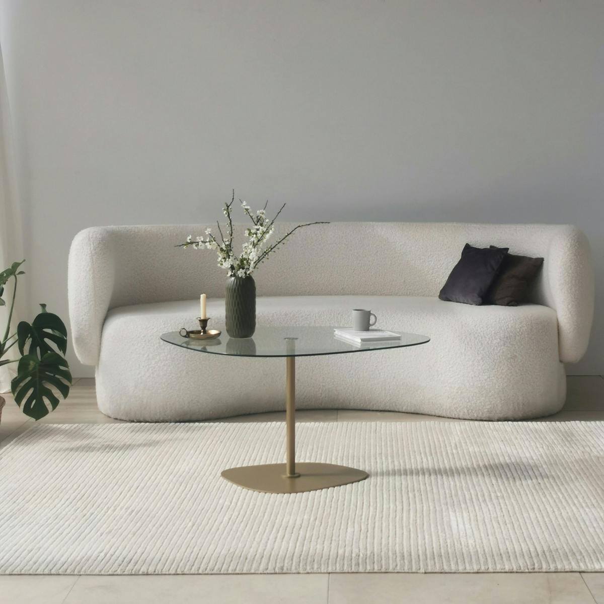 Table basse verre minimaliste forme galet et pied doré TULUM