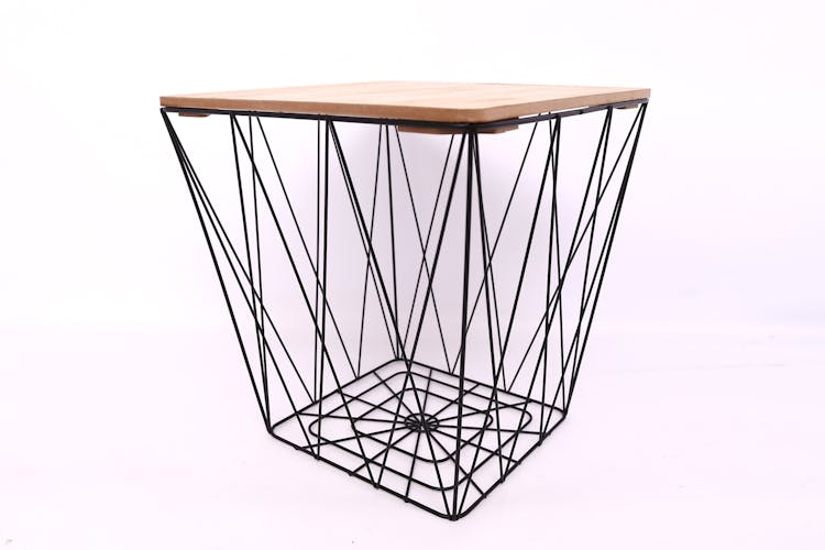 Table d'appoint carrée en fils de métal noir avec plateau bois H37cm