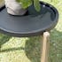 Table d'appoint ronde pour jardin béton noir mat et pieds bois HERCULE