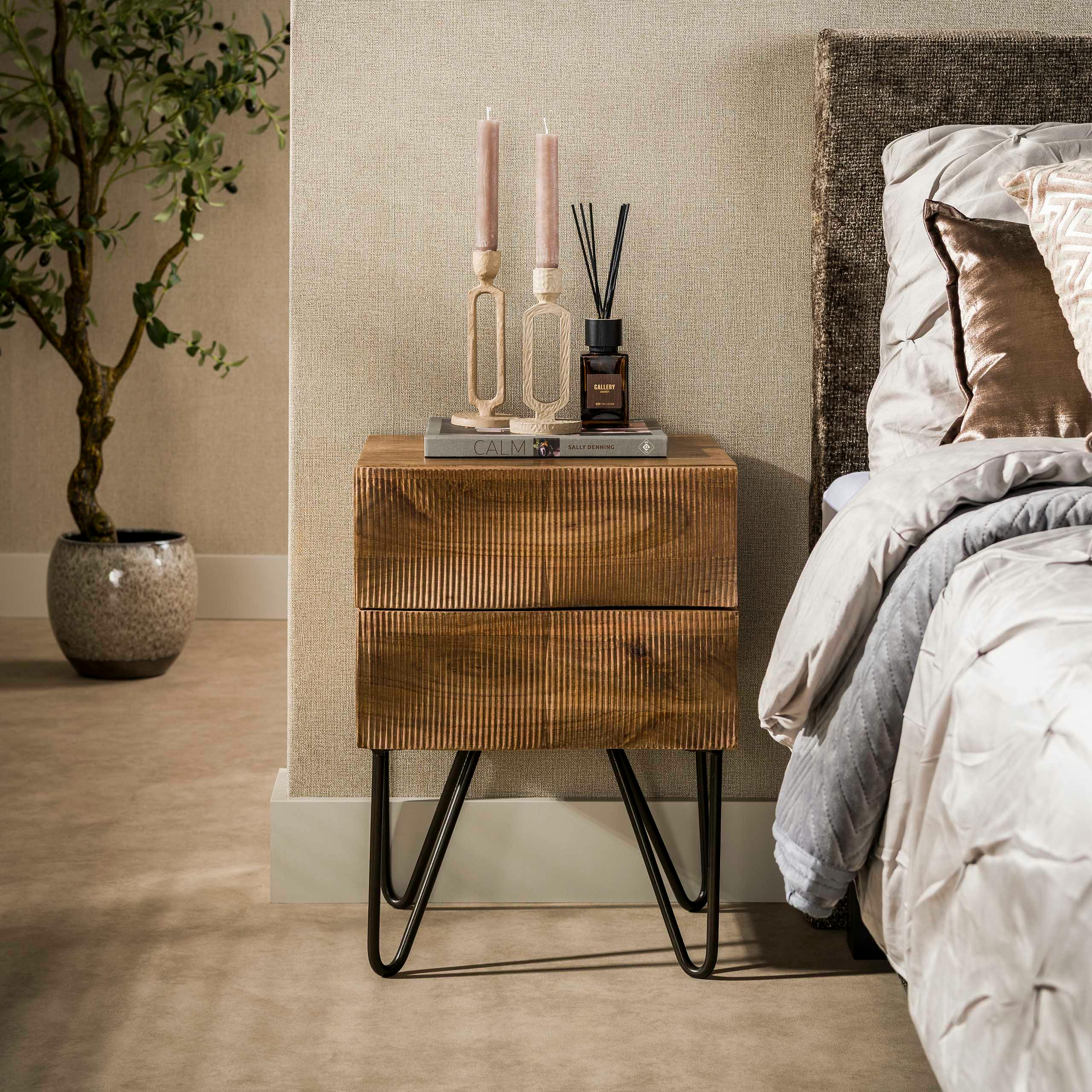 Table de chevet bois rainuré 2 tiroirs pieds épingle DELHI