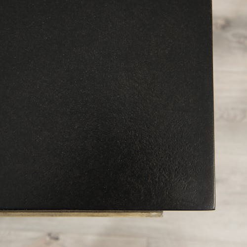 Table de chevet en Acacia massif noir 1 tiroir bandes teintes variées et pieds métal noir 60x45x59,5cm CADIX