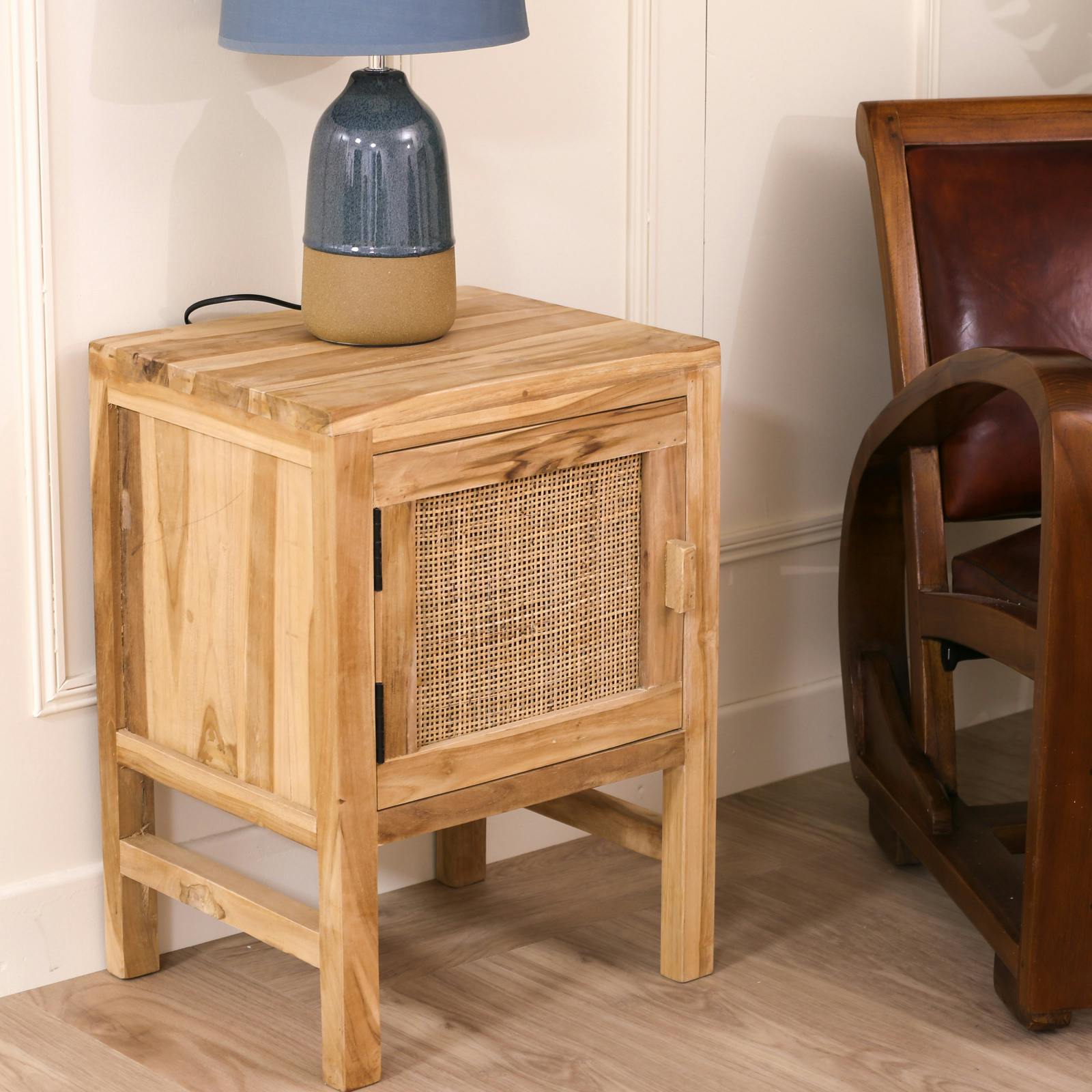 Table de chevet en teck porte cannage