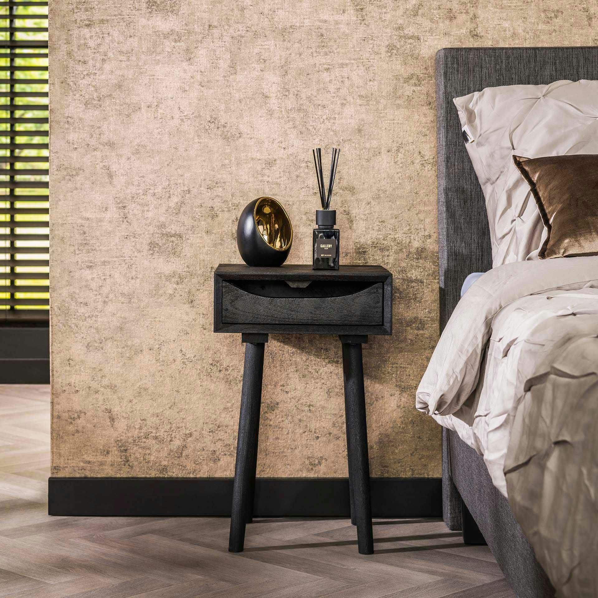 Table de chevet noire en bois avec tiroir ouvert WOODY