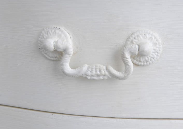 Table de chevet romantique 2 tiroirs en Acajou blanc APOLLINE L 40 x P 30 x H 65 AMADEUS
