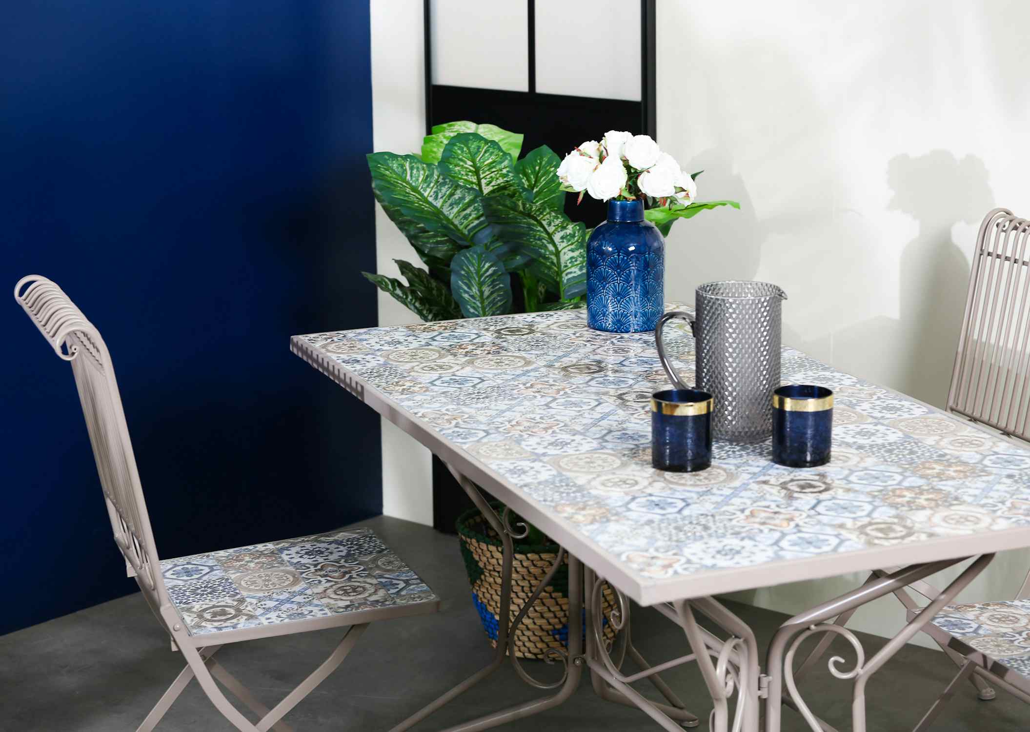Table de jardin carreaux de ciment bleu et taupe 140 cm GRENADE