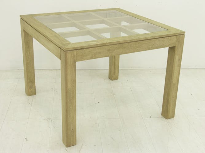 Table de repas carrée Hévéa avec plateau verre posé sur quadrillage bois 100x100x76cm HELENA