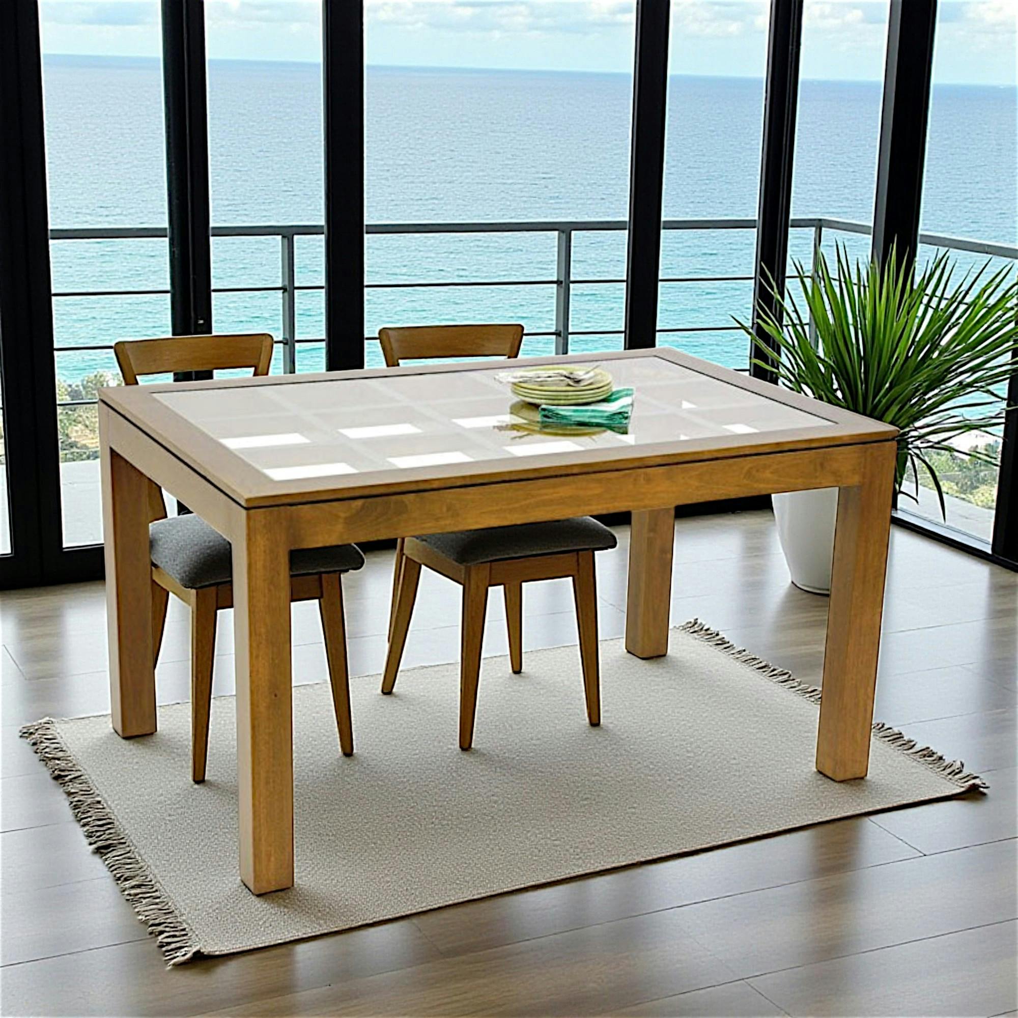 Table de repas rectangle Hévéa avec plateau verre posé sur quadrillage bois 138,5x89,5x76cm HELENA