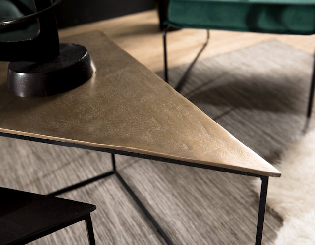 Tables basses gigognes triangulaires en metal dore et noir style contemporain