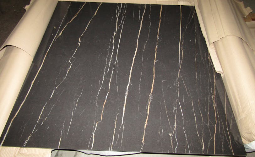 Table en céramique noire carrée 140 cm FLORENCE