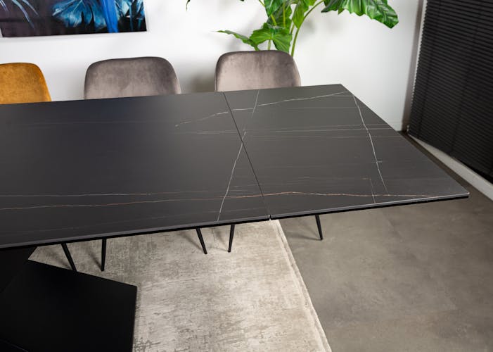 Table en céramique noire extensible pied design 180-280 LOMBARDIE