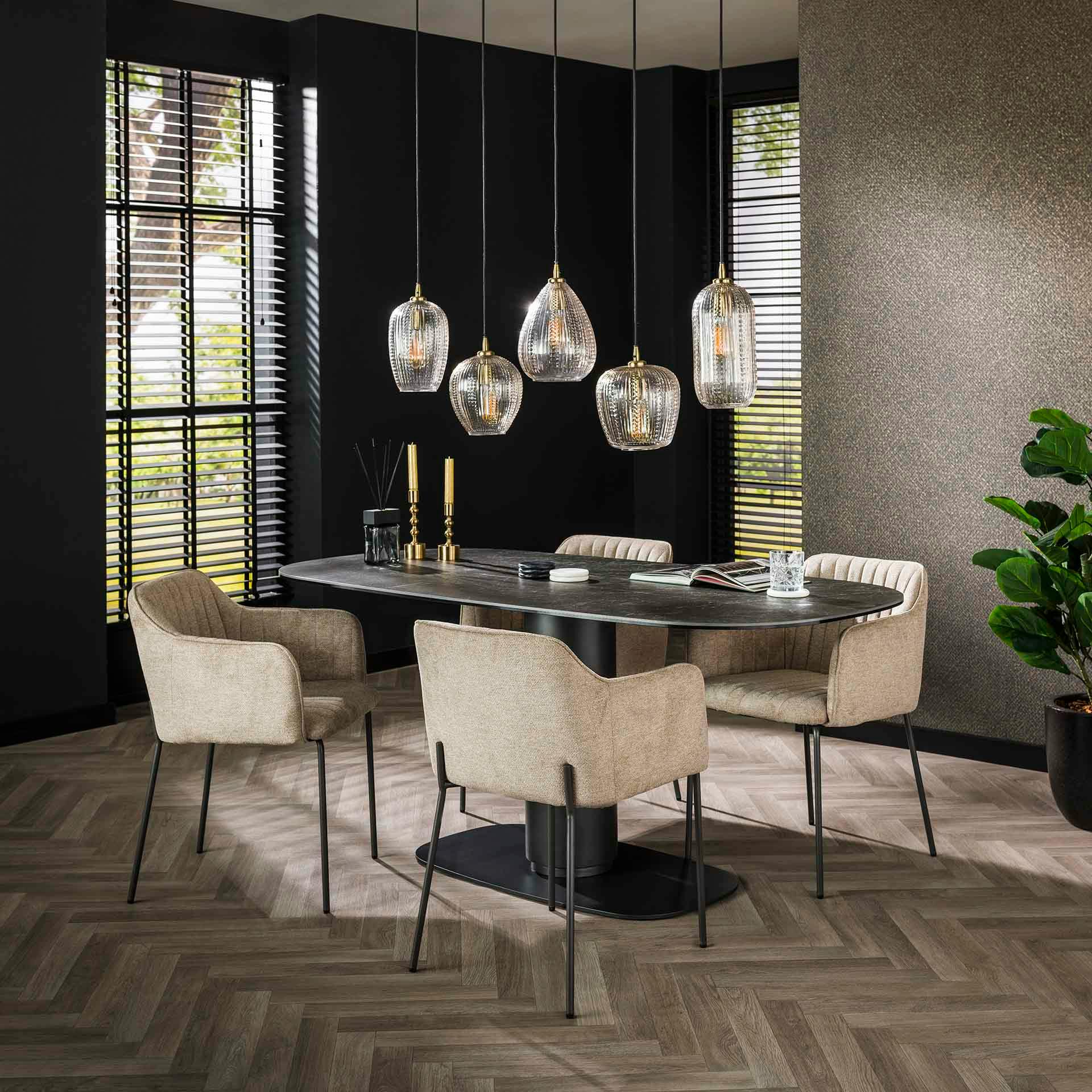 Table en céramique noire pied central avec bords ronds NOVA