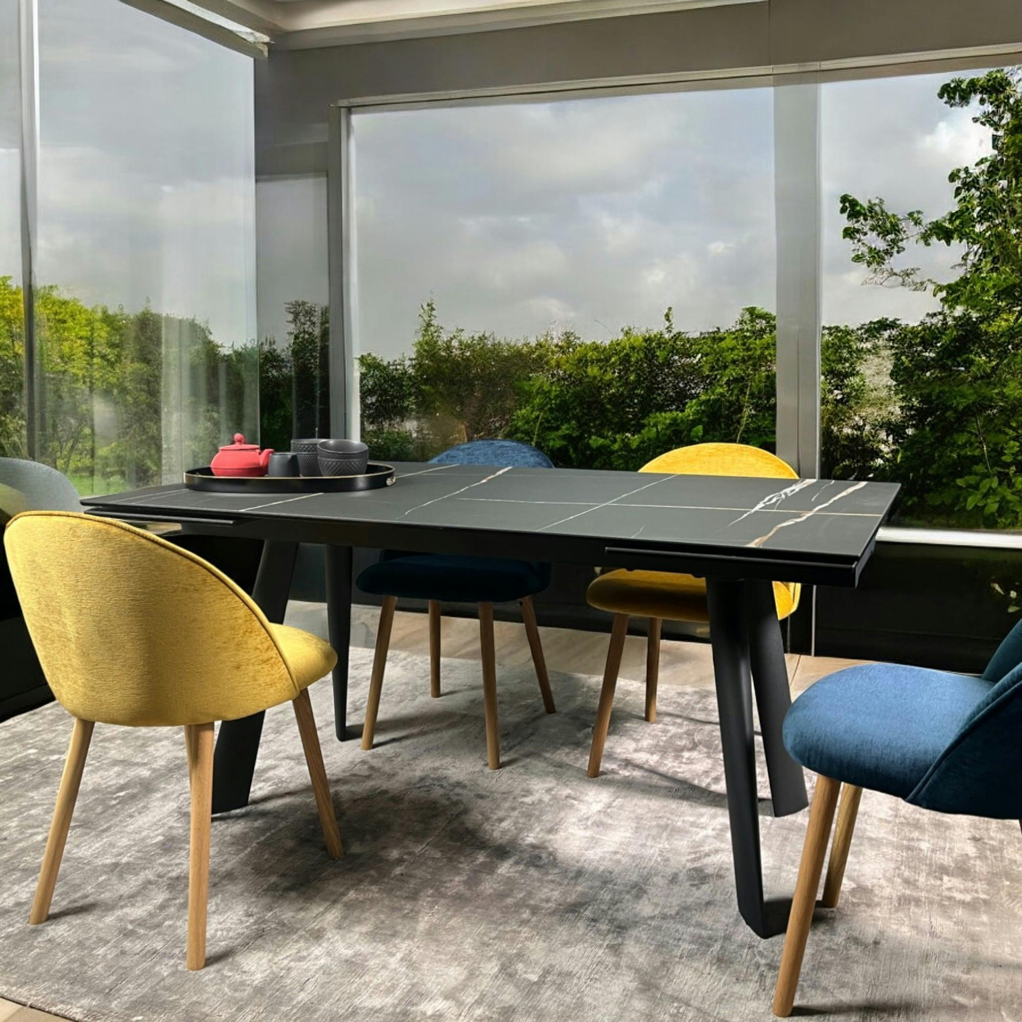 Table extensible en céramique marbrée noire 160-240 cm LOMBARDIE