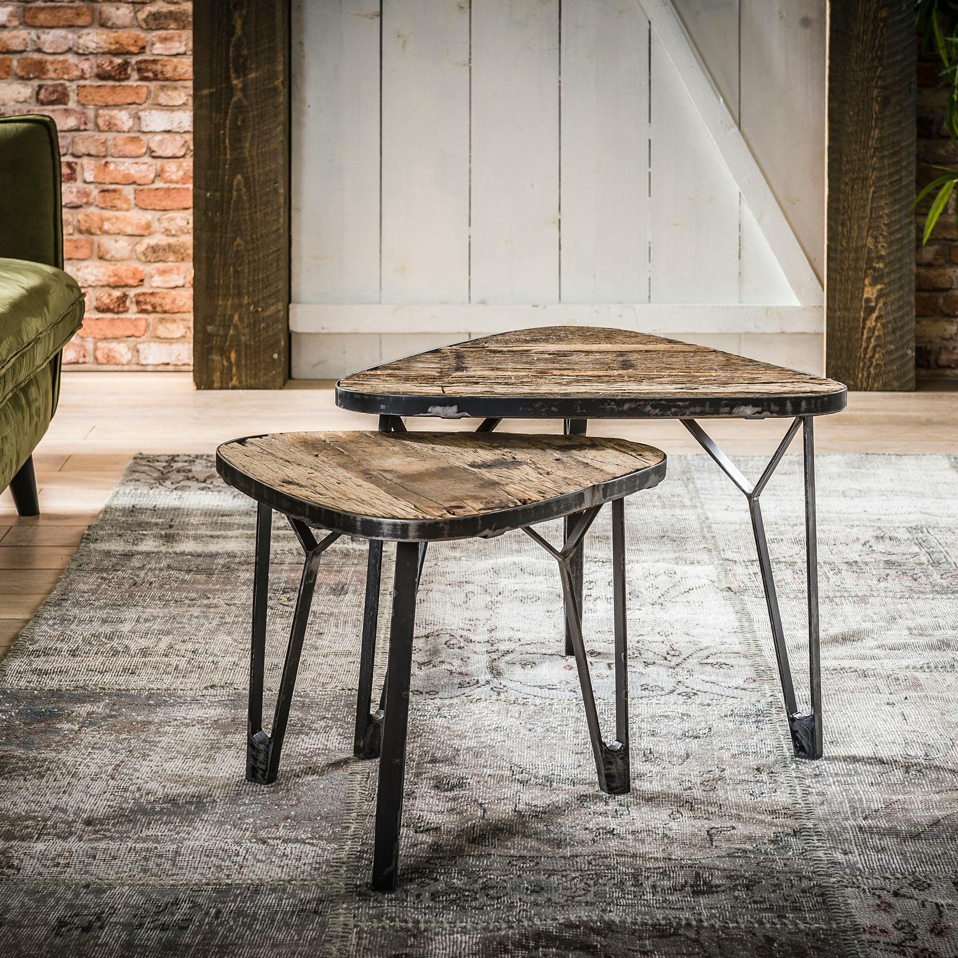 Table gigogne bois recyclé forme triangle (2 pièces) OMSK