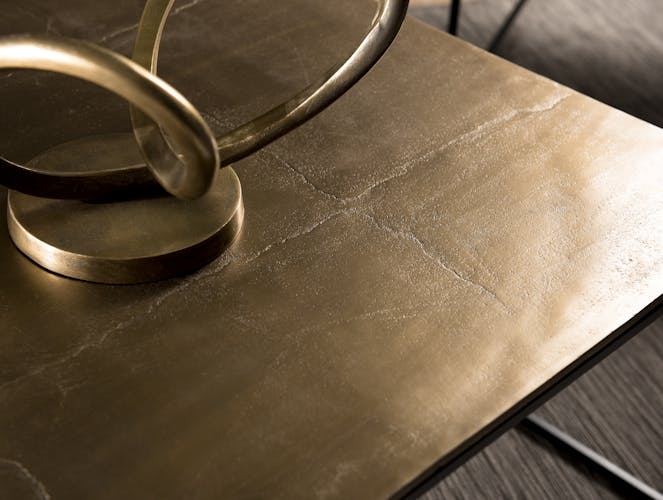 Tables basses gigognes carrees en metal dore et noir style contemporain