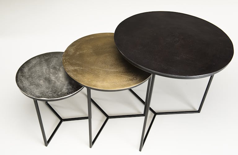 Tables basses gigognes rondes en metal dore et noir style contremporain