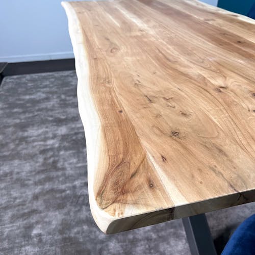 Table pied central bords naturels en bois d'acacia 160 cm MELBOURNE